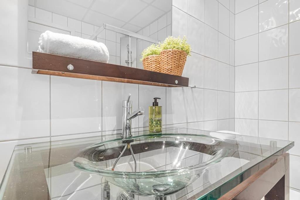 Ocean-view Haven: Take A Swim From Your Window! Apartment *